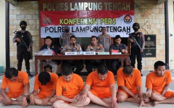 Viral Petugas Kepolisian Dihadang Massa di Lampung Tengah