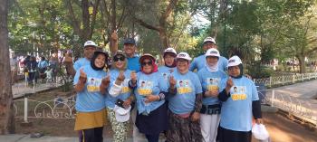 Care Free Day, Relawan Matahari Membagikan Kaos dan Topi Mirza - Jihan. 