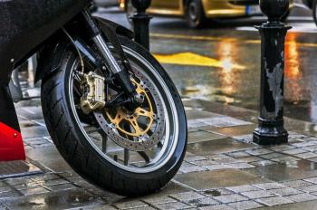 Penyebab Mesin Motor Sulit Dihidupkan Saat Cuaca Dingin 