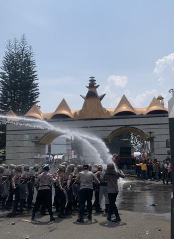 Demo Petani Singkong Ricuh, Massa Lempar Batu dan Polisi Semprotkan Water Canon di DPRD Lampung
