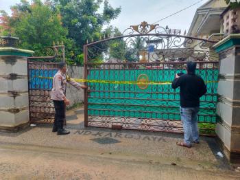 Mayat Perempuan Tanpa Busana Ditemukan Membusuk di Rumahnya, Warga Karang Anyar Geger