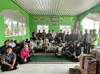 Polda Lampung dan Peradi Kunjungi Ponpes Pembinaan 7 Anak Kasus Molotov, Sekaligus Salurkan Bansos