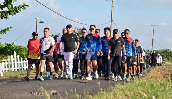 Semangat Pagi dari Pantai Kalianda: Bupati Egi Ajak Warga Lari Bareng di Krakatau Beach Run 2025!