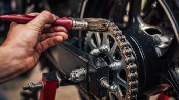 Jangan Gunakan Oli Bekas Untuk Membersihkan Rantai Sepeda Motor