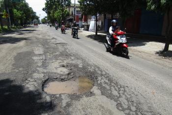 Info TDM Honda Sidomulyo, Tips Aman Naik Motor Di Jalanan Berlubang Dan Rusak