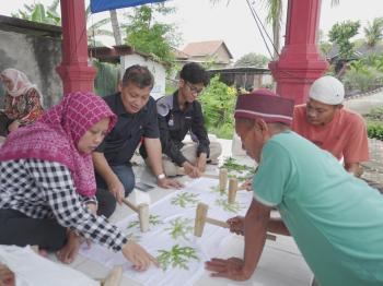 UBL Kembangkan Terapi Bagi Alumni ODGJ Ponpes Jolo Sutra Lampung Tengah Melaui Pelatihan Ecoprint Teknik Pukul