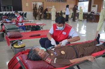 Kejati Lampung Adakan Donor Darah Dan Vaksin Gratis