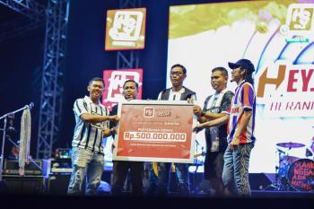 Slank dan HS Serahkan Donasi Rp 500 Juta untuk Korban Bencana, Disaksikan Puluhan Ribu Slankers
