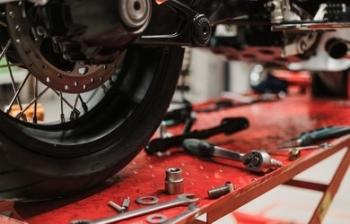 Penyebab Mesin Motor Bunyi Saat di Gas   