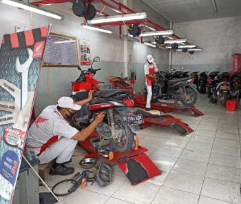 11 Hal Yang Wajib Diperhatikan Pengguna Sepeda Motor Saat Musim Hujan   