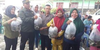 Aribun Bagikan Bibit Ikan Kepada Masyarakat Kecamatan Sragi Lamsel