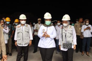 Wakil Gubernur Chusnunia didampingi Kadis Perindag Elvira Umihanni Melakukan Pengawasan Penyaluran Pupuk di Pelabuhan Peti Kemas Panjang