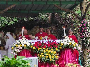 Perayaan Pentakosta Dengan Sepuluh Ribu Bunga Mawar di Goa Maria Padang Bulan