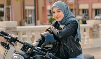Tips Aman Berkendara Sepeda Motor Untuk Hijabers   