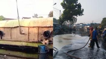 Truk Tangki Bermuatan Molase Terguling di Natar, Damkar Lakukan Penyiraman Badan Jalan