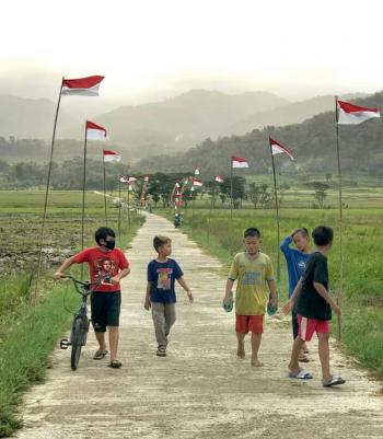 1000 Bendera Berkibar di Persawahan Dobangsan Giripeni turut Meriahkan HUT RI Ke-76