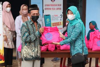 Pengurus TP. PKK Provinsi Lampung, Salurkan Bantuan Dalam Program SIGER di Kabupaten Pesawaran