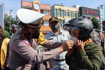 Terjaring Operasi Patuh Krakatau, Pemotor Malah Dapat Helm Gratis dari Polisi