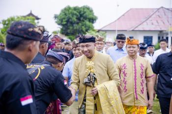 Cagub Rahmat Mirzani Djausal Menerima Gelar Kehormatan Ksatria Shri Nata Buana Dari Komunitas Umat Hindu Bali Lampung  