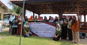Program Studi Biologi ITERA Memberikan Pelatihan Hidroponik dengan Botol Plastik Bekas sebagai Penyedia Gizi Sehat Keluarga di Desa Pahawang