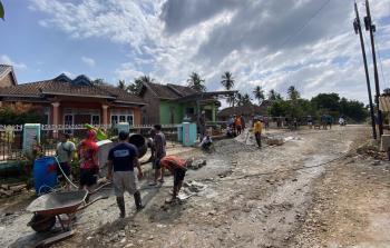 Warga Waykanan Patungan Perbaiki Jalan Rusak, Kecewa Tak Kunjung Diperbaiki Pemerintah