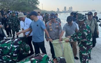 Gerakan Radin Inten Asri, Polda Lampung Ajak Masyarakat Jaga Kebersihan Pantai dan Laut