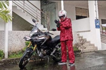 Berkendara Pelan Lebih Baik Saat Hujan