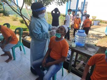 BERSAMA SATGAS COVID TANGGAMUS LAPAS KOTA AGUNG LAKSANAKAN SWAB MASAL