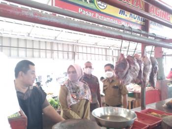 Kadis Perindag Lampung Elvira Tinjau Pasar Pastikan Stok Bahan Pokok Aman