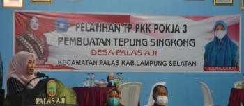 Ketua TP PKK Kabupaten Lampung Selatan Buka Pelatihan Pembuatan Tepung Singkong Bagi Kader PKK Desa Palas Aji