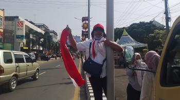Wanita Paruh Baya Teriak Sampaikan Aspirasi Jelang Kedatangan Presiden Jokowi di Pasir Gintung 