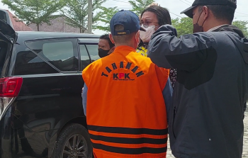 KPK Resmi Pindahkan Karomani Cs ke Rutan Way HuwiÂ 