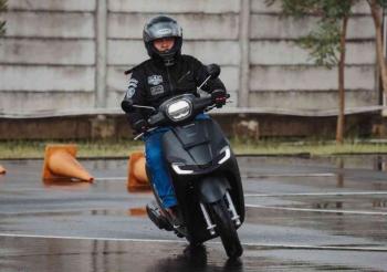 Waspada Jalanan Licin Saat Hujan Mulai Turun   