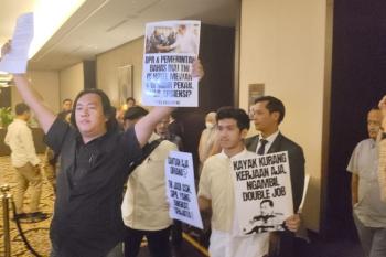 Aktivis Koalisi Masyarakat Sipil Protes Pembahasan RUU TNI di Hotel Mewah