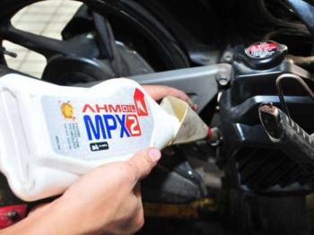 Ketahui Bahayanya Mengganti Oli Secara Mandiri