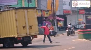 Kisah Pak Ogah yang Sigap Mengatur Lalu Lintas Demi Setitik RezekiÂ 