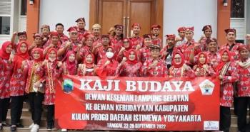Kaji Tiru, Ketua DKLS Hj.Winarni Dan Jajaran Kunjungi DKLS Kulon Progo DIY
