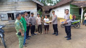 Salurkan Bantuan Korban Rumah Ambruk, Kapolsek Dan Kades Surakarta Turun Lapangan