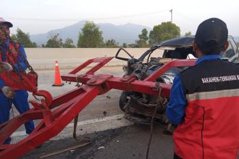 Mobil Dinas DPRD Pesisir Barat Kecelakaan di Jalur B Tol Bakauheni-Terbanggi KM 11+200Â 