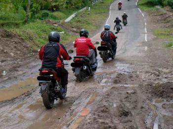 Tips Aman Berkendara di Jalanan Berlumpur Dengan Motor Matic 