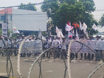Gelar Aksi, Para Buruh Tuntut Upah Tahun 2023 Naik 10-20 PersenÂ   Â 