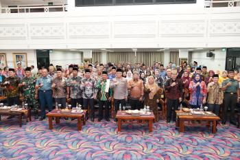 Pj. Gubernur Lampung Hadiri Peringatan Isra Miâ€™raj 1446 H, Momentum Transformasi Diri Menuju Pribadi Lebih Baik