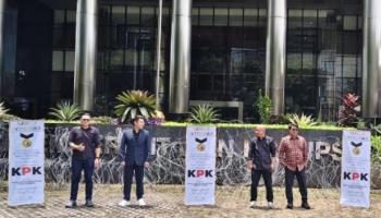 Polemik Pengalihan Tahanan Gus Yaqut, MAKI Kirim Banner Sindiran ke KPK