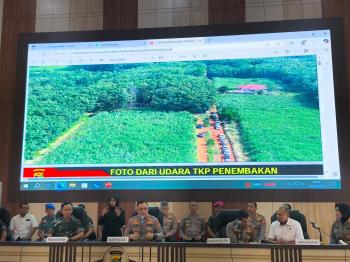 Sabung Ayam Tragedi, Kapolda Lampung Pamerkan Barang Bukti dalam Konferensi Pers â€œ3 Bhayangkara Gugur dalam Tugasâ€
