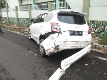Diduga Supir Mengatuk Mobil Taxi Online Ringsek Saling Tabrak Mobil Rekan