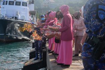 Dir Binmas Polda Lampung Pimpin Tabur Bunga di Laut