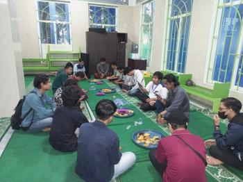 "Ramadhan Berbagi" Masjid Baitul Ilmi IIB Darmajaya Sediakan Takjil dan Makanan Berbuka Bagi Jemaah