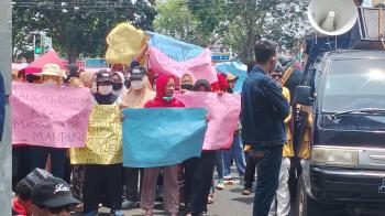 Unjuk Rasa di Kantor DPRD Lampung, Ratusan Masyarakat Lampung Tengah Tuntut Pemerintah Cabut HGUÂ 