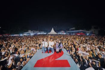 Meski Diguyur Hujan, Konser Kampanye Mirza - Jihan dan Bunda Eva Berlangsung Meriah   