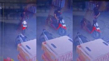 Terekam CCTV, Pria Bermasker Gasak Motor Pengunjung Minimarket di Pesawaran